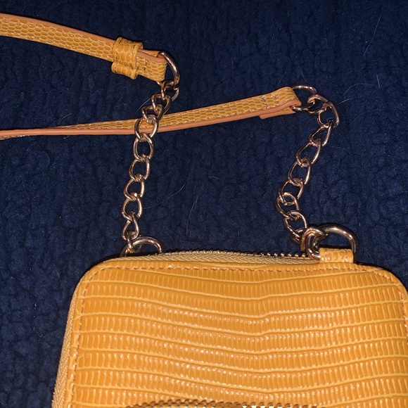 Super Cute Little Yellow Purse !!!! - Picture 2 of 10